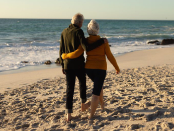 old-couple-walking-at-the-beach-2UCYUZ8-1024x683 (1)